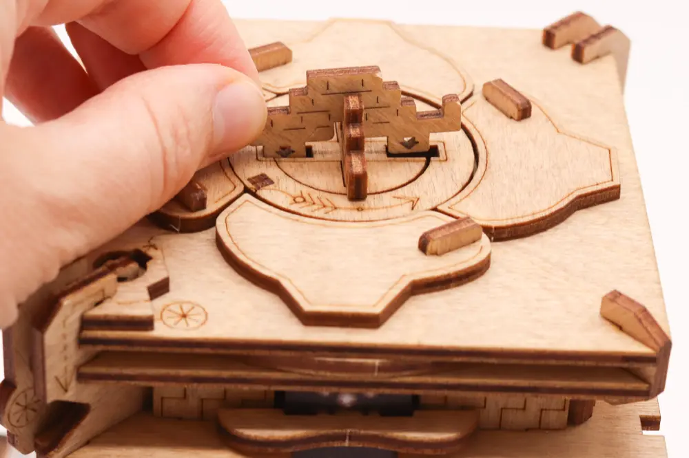 CLUEPUZZLE: Die Sonnenpyramide – Hinweise – Öffnen der pyramide – Hinweis 3